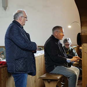Wolfgang Kreuzhuber mit einem Teilnehmer beim Ökumenischen Orgelseminar in Ungenach