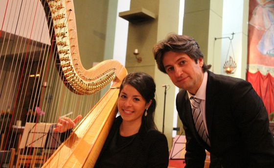 Solo-Harfenistin Anneleen Lenaerts und Dirigent Eduard Matscheko. © Thomas Ziegler.