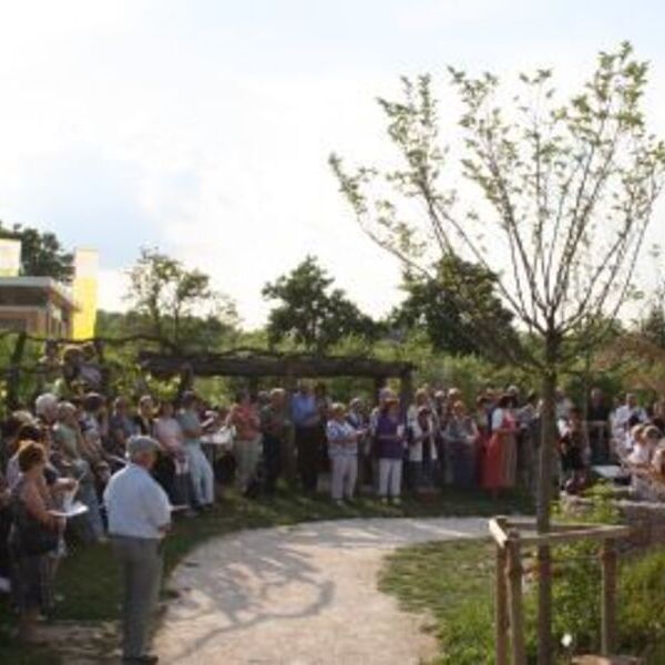 Maiandacht im Bibelgarten