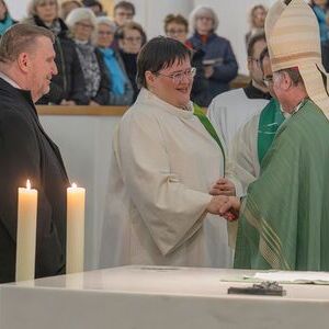 Bischof Manfred Scheuer besiegelte per Handschlag die Übertragung der Aufgaben an Pfarrer und Pfarrvorständ:innen der neuen Pfarre Linz-Süd.
