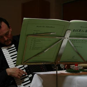 Danach beehrte uns unser Spiritual wieder mit Musik aus seinem Akkordeon.