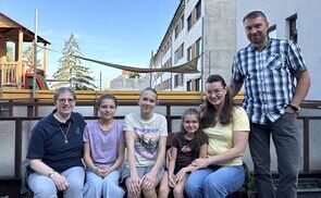 Sr. Elisabeth Knapp mit Familie Netrylov 2026 im Garten der Schwestern.