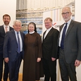 V. l.: Bernd Mussinghoff (Generalsekretär PRO ORIENTE), Josef Pühringer (Vorsitzender PRO ORIENTE Sektion Linz), Sr. Barbara Lehner (Generaloberin Elisabethinen Linz-Wien), Bischof Manfred Scheuer und Alfons M. Kloss (Präsident PRO ORIENTE)