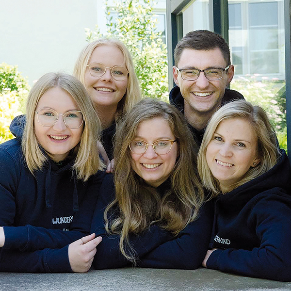 Uns verbindet nicht „nur“ die Freude am gemeinsamen Musizieren, sondern eine tiefe Freundschaft. Die „Wunderkinder“ Anna, Lilli, Eva, Christoph und Johanna (v.l.n.r.) freuen sich auf zahlreichen Besuch bei ihren Saturday-Night-Spirit Gottesdiensten.