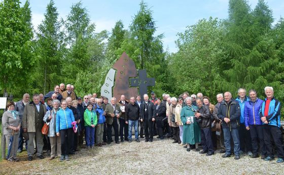 Bischof Benno Elbs (Mitte) begleitete 70 PilgerInnen nach St. Radegund, hier vor dem Jägerstätterdenkmal.