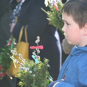 Palmweihe vor der Kirche