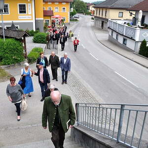am Weg zum Gedenkgottesdienst