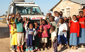 Kinder mit einem MIVA-Fahrzeug