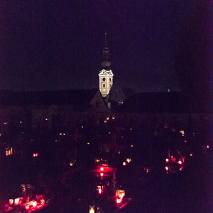 Nacht der 1000 Lichter erstmals auch in in der Pfarre Kirchdorf/Krems. Der Lichterweg begann am Kirchenplatz und führte durch die Kirche. Dort gab es mehrere Impuls-Stationen: Genussmeditation, Namensbänke wie Glaubensbank, Kraftbank, Gott-Sei-Dank-B