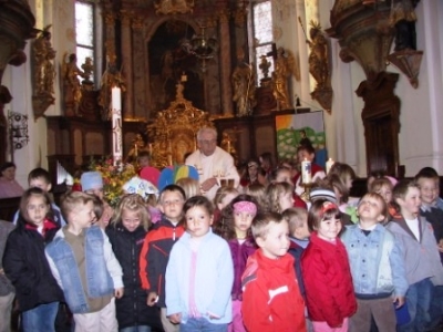 umgeben von Kindern / Pfarre Pfarrkirchen bei Bad Hall