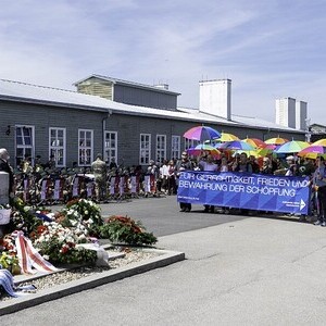 Gedenk- und Befreiungsfeier 2026 in Mauthausen anlässlich der 81. Wiederkehr des KZ Mauthausen. Themenschwerpunkt: 'Täter und Täterinnen im Nationalsozialismus'. Gedenkzug am ehemaligen Appellplatz.