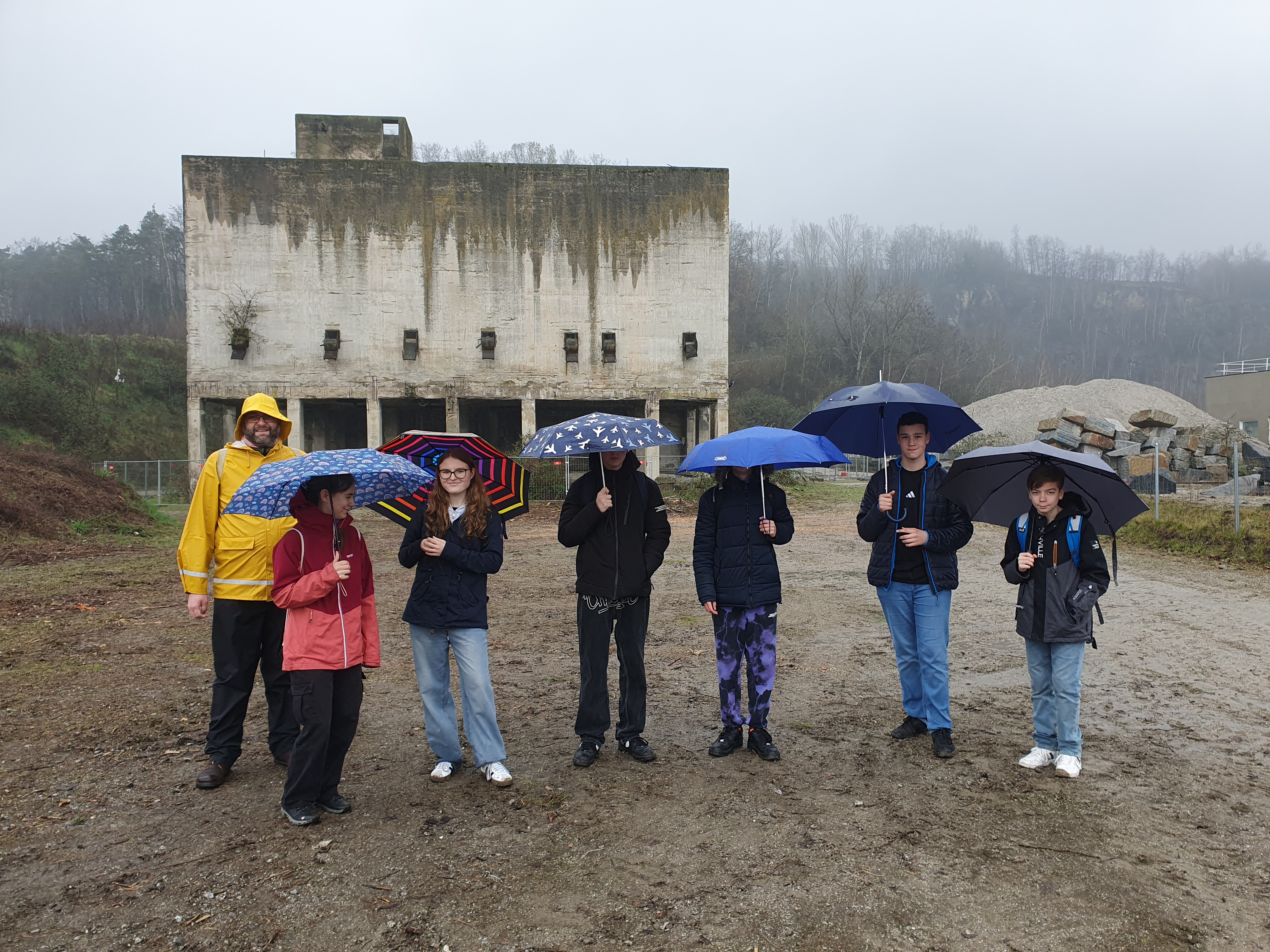 Firmprojekt-Gruppe vor dem Schotterbrecher am 29.3.2025
