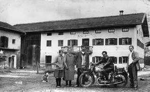 Franz Jägerstätter nach seiner Rückkehr aus der Steiermark, er besitzt das erste Motorrad im Dorf. V.l: Ziehschwester Aloisia, Mutter Rosalia, Adoptivvater Heinrich Jägerstätter, Franz und Gast