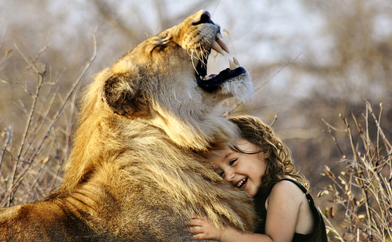 Mädchen, das einen Löwen umarmt