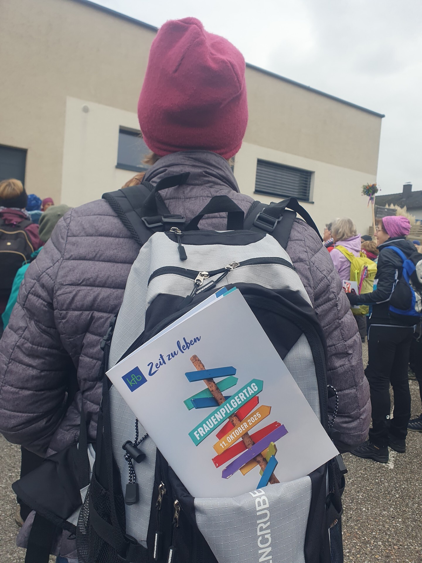 Frau mit Rucksack von hinten