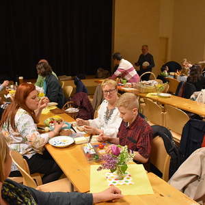 gesegnete Speisen werden verzehrt