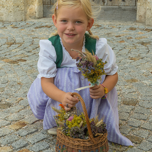 Maria Himmelfahrt  – Feier der Aufnahme Maria in den HimmelFrauen und Männer der Trachtengruppe Kirchdorf an der Krems brachten Kräuterbüscherl zum Gottesdienst, die von Pfarrer Pater Severin Kranabitl gesegnet und nach der Messe verteilt wurden.Fo