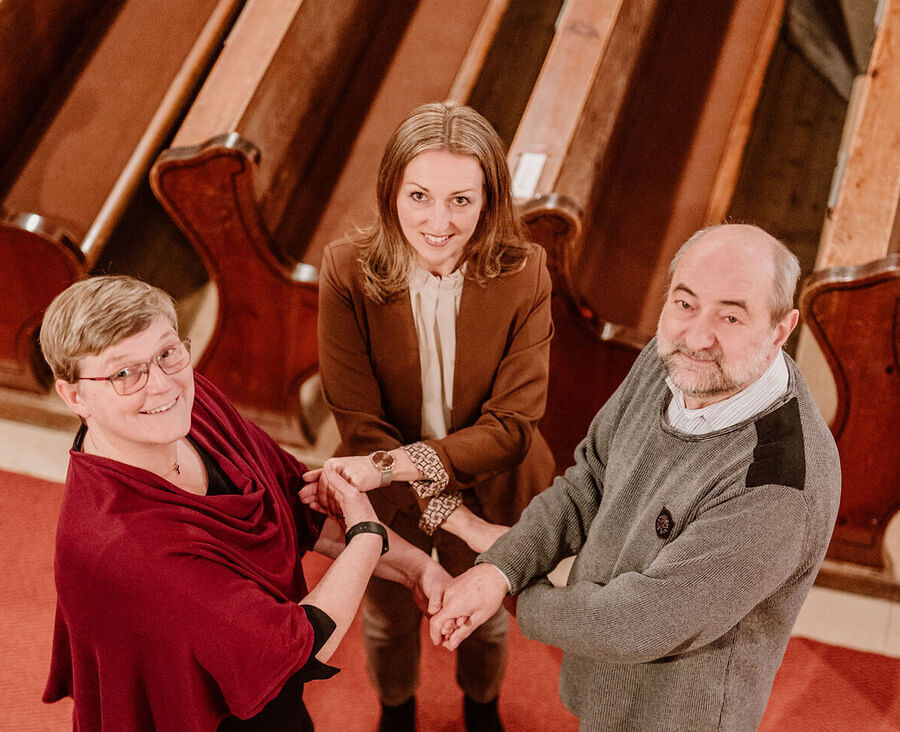 Elisabeth Lamplmayr (Pastoralvorständin), Tamara Eichlberger B.A. (Verwaltungsvorständin) und Mag. Johann Padinger (Pfarrer) leiten als 3er-Team gemeinsam die designierte Pfarre Engelszell-Peuerbach.