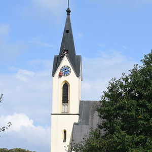 Der Staubsauger hängt an der Turmuhr