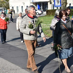 Palmweihe vor der Kirche