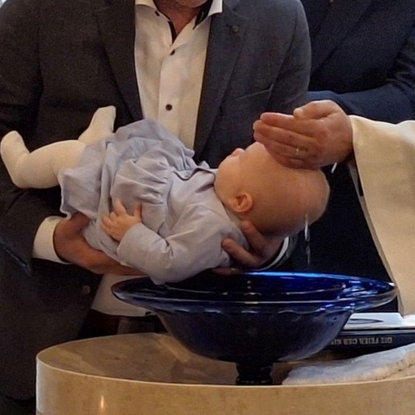 Ein Baby wird getauft