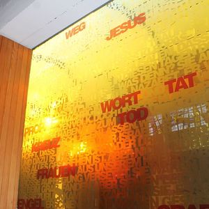 Glasfenster mit Schlüsselwörtern zur Emmausgeschichte