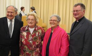         Rektor Petrus Bsteh (Forum für Weltreligionen), Preisträgerin Irmgard Aschbauer, Preisträgerin Ruth Steiner, Bischof Manfred Scheuer                       