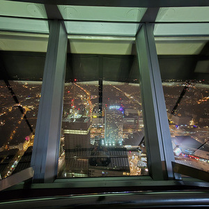Blick vom Fernsehturm auf unser Hotel und Berlin bei Nacht, Ende Tag 3