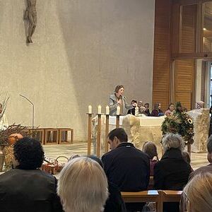 Die Kinderliturgiekerze wird entzündet.