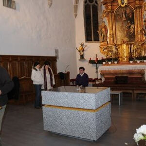 Altarraum, Bodenlegen, Putzen