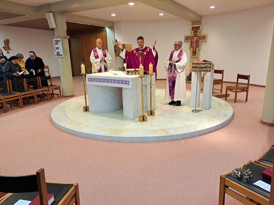 Festgottesdienst am 3. Dezember 2023 mit Pfarrer Dietmar Neubauer / © Oblatinnen Linz Festgottesdienst am 3. Dezember 2023 mit Pfarrer Dietmar Neubauer