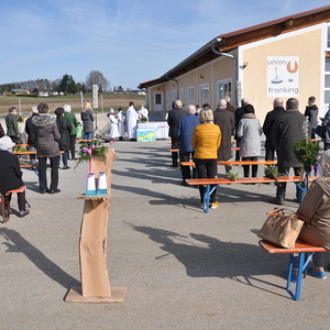 Pfarre Franking, vor der Mehrzweckhalle 