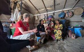 Philippa Belcredi, Leiterin der Programmabteilung von Jugend Eine Welt, beim Besuch eines Camps für Binnengeflüchtete in der nordäthiopischen Stadt Adwa.