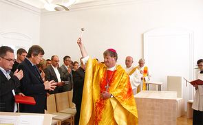 Bischof Manfred Scheuer segnet die Kapelle und die Mitfeiernden.