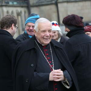 Gratulation zum 85. Geburtstag von Bischof em. Maximilian Aichern auf dem Linzer Domplatz
