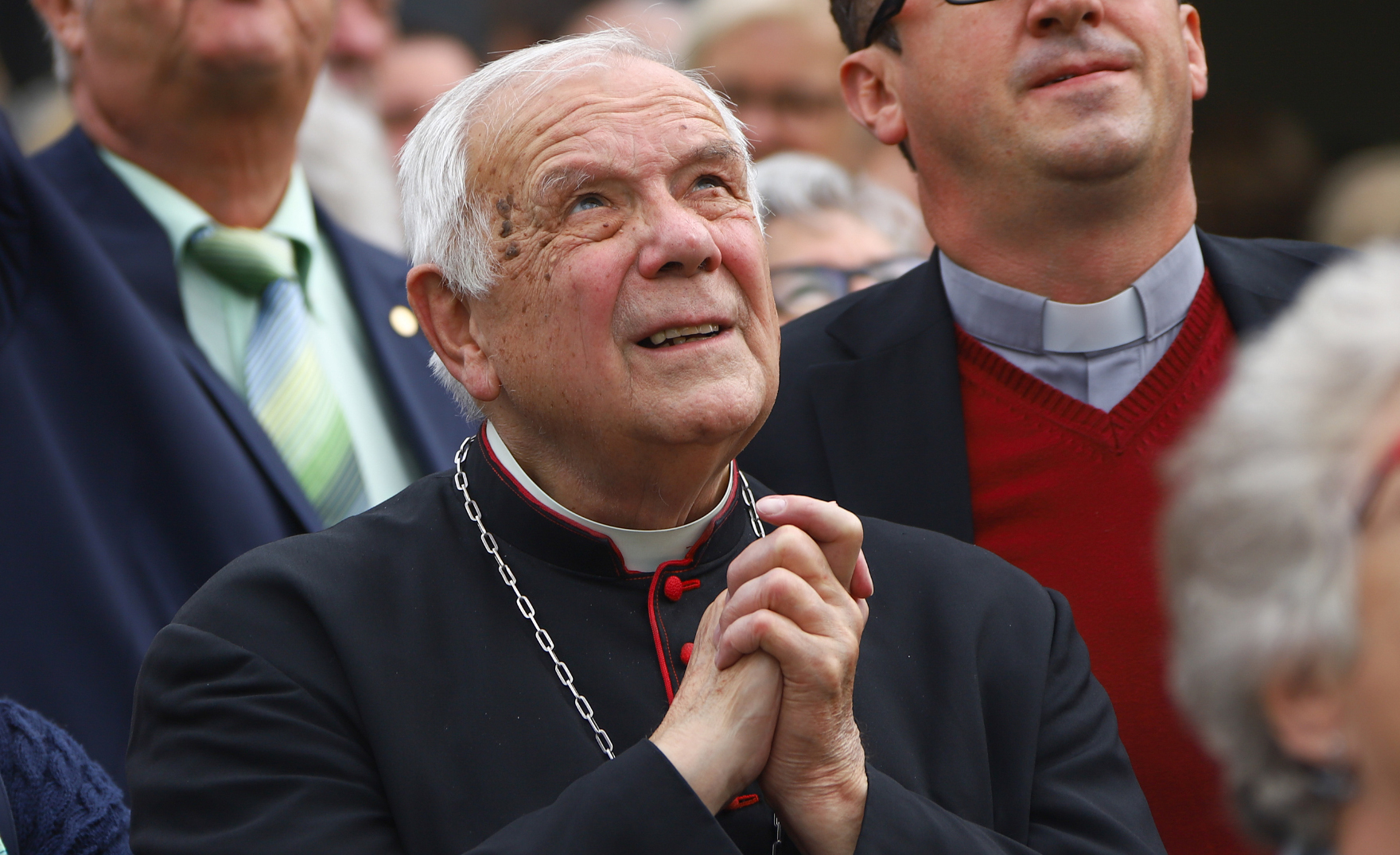 Altbischof Maximilian Aichern bei der Turmkreuzsteckung in Wels-St. Johannes im Jahr 2019