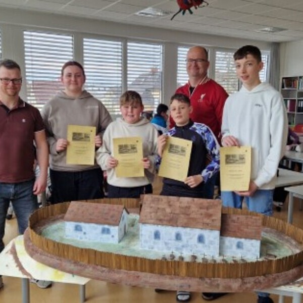 Bild: Lehrer Roland Geyer, Emma Aistleitner, Florian Aschauer, Clemens Tauber, Bernhard Leitner, Christoph Lampl.