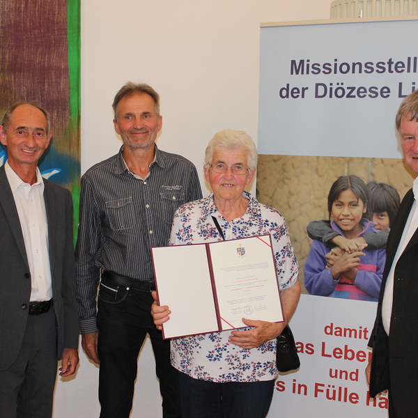v.l.n.r.: Missionsstellenleiter Mag. Andreas Reumayr, Alois und Maria Öller, Bischof Dr. Manfred Scheuer