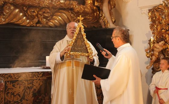 Abt Petrus Pilsinger OSB mit Bertholdreliquie und Pfarrassistent Stefan Grandy