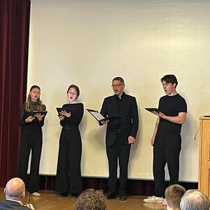 Quartett rund um Domkapellmeister MMag. Andreas Peterl und drei SängerInnen