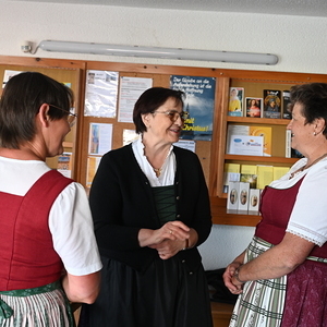 Bezirksobfrau Marianne Hochmayr im Gespräch mit Ortsobfrau Theresia Prenninger