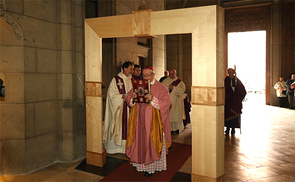 Bischof Schwarz durchschreitet die Pforte der Barmherzigkeit im Linzer Mariendom.