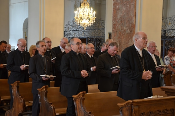 Gebet beim Gnadenaltar in der Basilika Mariazell / © Paul Wuthe / Kathpress Gebet beim Gnadenaltar in der Basilika Mariazell