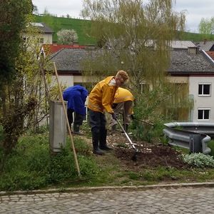Jugendliche bei der Gartenarbeit