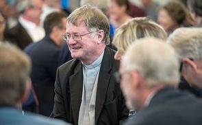 Bischof Manfred Scheuer in angeregter Diskussion bei der Auftaktveranstaltung zum Zukunftsweg der Katholischen Kirche in Oberösterreich.