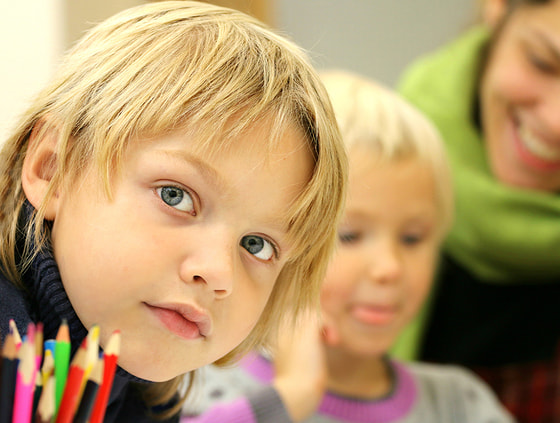 Kinder in ihrem Selbstwert zu fördern, Nachhilfe anzubieten, AnsprechpartnerIn zu sein, kostengünstige Freizeitangebote zu schaffen, kann schon eine Hilfe sein.