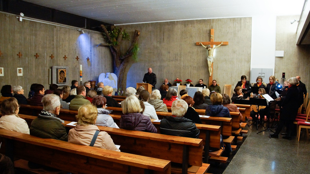 Menschen in der Pfarrkirche bei der Adventlesung