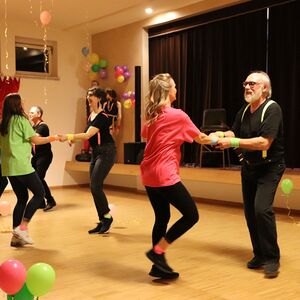 Föhnfarisur trifft Schulterpolster - Das Motto dieses Festes