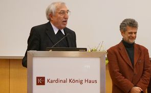  V. l.: KsR. Prof. Dr. László Vencser, Nationaldirektor der katholischen fremdsprachigen Seelsorge in Österreich, und Verleger DDr. Helmut Wagner.                         