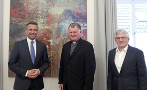 V. l.: Landesrat Wolfgang Hattmannsdorfer, Bischof Manfred Scheuer, Caritas-Direktor Franz Kehrer
